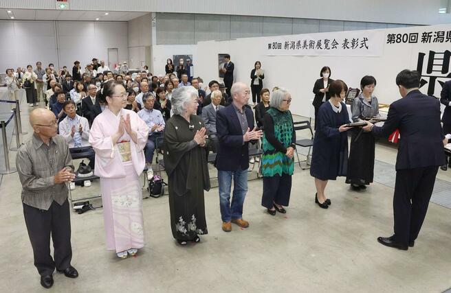 入賞者に記念の盾などが贈られた県展の表彰式=30日、新潟市中央区