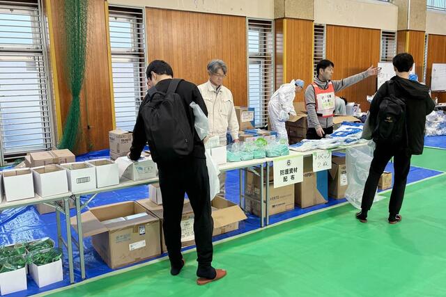 胎内市で発生した鳥インフルエンザに対する防疫措置の準備＝４日、胎内市（県提供）