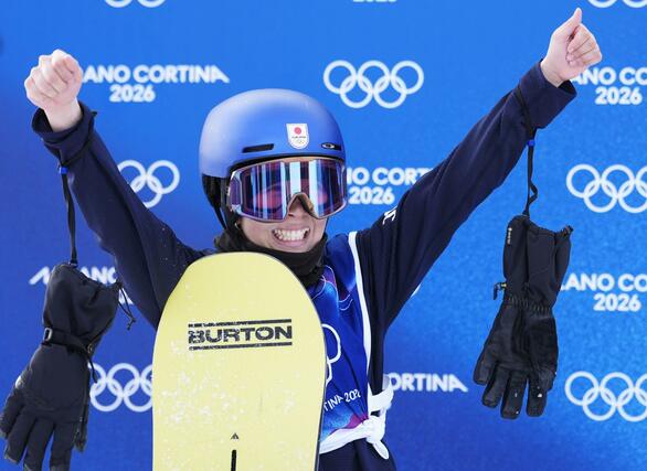 女子スロープスタイル決勝　３回目の得点を確認し喜ぶ深田茉莉＝リビーニョ（共同）