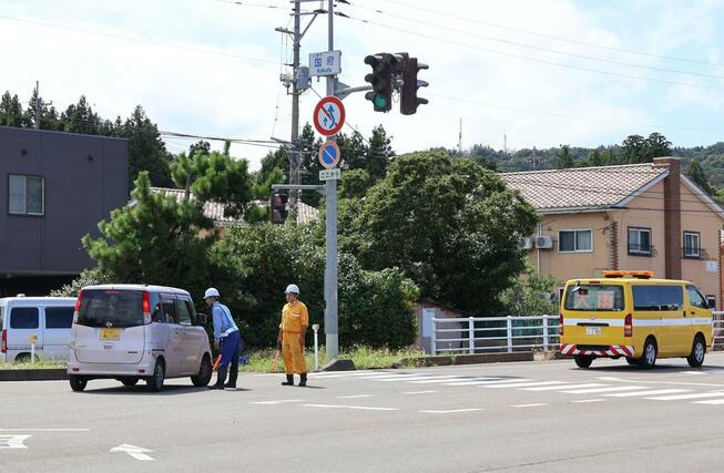 国道8号線の通行止めに伴い交通制限がされている国府交差点=3日、上越市国府3