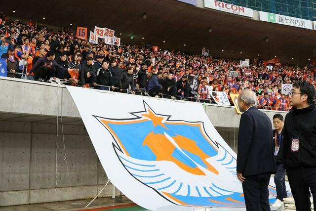 Ｊ２降格が決まり、サポーターの思いを受け止める新潟の中野幸夫社長＝ビッグスワン