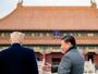　トランプ米大統領（左）と話す中国の習近平国家主席＝２０１７年１１月、北京（ＡＰ＝共同）