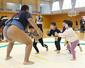 海洋高校相撲部員の胸を借りて相撲を楽しむ子どもたち=12月14日、糸魚川市能生