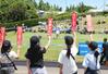 観客へ静かにするよう呼びかけるボランティアを体験する大河津小の児童＝５日、長岡市志戸橋