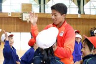 「夢を諦めないで」　デフリンピック・サッカー「銀」齋藤選手（上越市）、新発田市で児童と交流