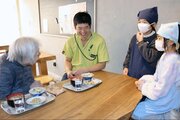 「いらっしゃいませー！」元気にもてなし街に活気を　佐渡市の小木小児童が地域食堂の仕事を体験