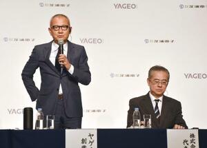 記者会見するヤゲオのピエール・チェン会長(左)と芝浦電子の葛西晃社長=21日午後、東京都千代田区