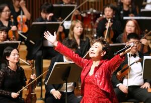 日中文化交流コンサートでステージに立つ加藤登紀子さん=23日、中国黒竜江省ハルビン(共同)