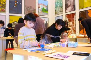 オリジナルのトートバッグをデザインするツアー参加者=1月4日、長岡市宮内2