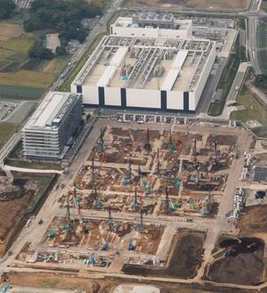 TSMC熊本第2工場の建設地。奥は第1工場=24日午前、熊本県菊陽町(共同通信社ヘリから)