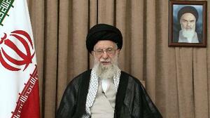 6月26日、国民向けに演説するイランの最高指導者ハメネイ師=テヘラン(イラン最高指導者事務所提供・ゲッティ=共同)