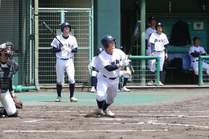 新潟工-巻 7回に勝ち越し適時二塁打でチームの打線を勢いづけた巻の小越太一=三条市パールスタ
