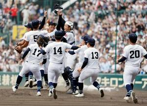 第107回全国高校野球選手権大会決勝で日大三を破り、初優勝を果たして喜ぶ沖縄尚学ナイン=23日、甲子園球場