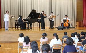 宇賀地小児童の前で、新潟大学の学生が演奏を披露したコンサート=魚沼市下島