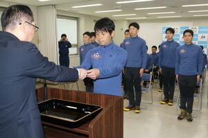 県警の山岳遭難救助隊の指定書交付式＝３日、県警本部
