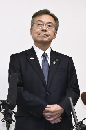 セクハラに関する通報事案について、取材に応じる福井県の杉本達治知事=22日、福井県庁