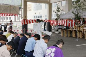 尾瀬国立公園の山開きの式典に参加する関係者ら=26日午前、群馬県片品村