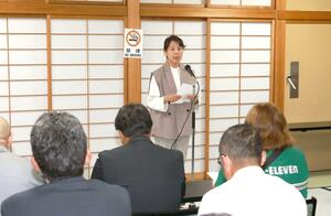 「村上市複業協同組合なりわいネット」の創立総会であいさつする渡辺美紀子代表理事=村上市猿沢
