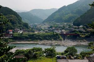 2020年7月豪雨で球磨川(中央)が氾濫し大きな被害が出た熊本県球磨村=3日午後