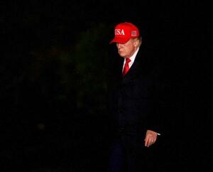 　米ホワイトハウスに到着したトランプ大統領＝１２日（ロイター＝共同）