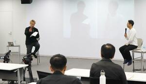 地域発のブランドづくりについて語る皆川賢太郎さん(左)とへんじんもっこの渡邊省吾代表=新潟市中央区