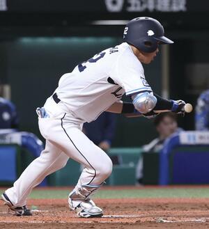 1日の楽天戦で、バント安打を決める西武・滝澤=ベルーナドーム
