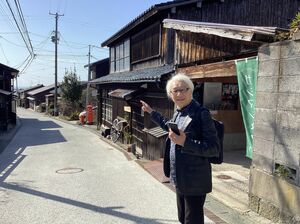撮影の下見に訪れた映画監督の手塚眞さん＝３月、佐渡市相川上京町（ガシマシネマ提供）