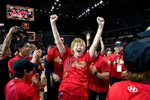 トヨタ自動車を破って初優勝を決め、笑顔で喜ぶデンソー・高田=京王アリーナTOKYO