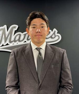 　契約更改交渉後、写真撮影に応じるロッテの安田＝１２日、ＺＯＺＯマリンスタジアム