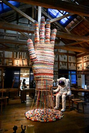 「瀬戸内国際芸術祭2025」で展示されている、レオニート・チシコフさんの作品「みんなの手 月まで届く手袋を編もう!」=香川県東かがわ市