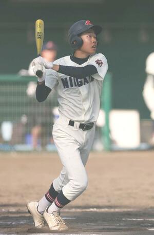 新潟南-新潟 6回新潟無死満塁、代打の舛屋希武が2点適時二塁打を放ち5-3=新発田市五十公野