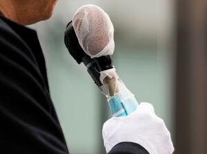 　街頭演説で支持を訴える衆院選の立候補者＝７日午前、東京都内