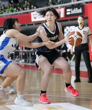 精華女―京都精華学園 第1クオーター、攻め込む京都精華学園・坂口=東京体育館