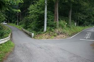 有希ちゃんが同級生と別れた三差路=2024年7月、栃木県日光市