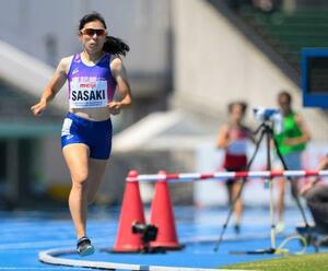 女子1500メートル(視覚障害T13) 5分0秒78のアジア新記録で優勝した佐々木真菜=石川県西部緑地公園陸上競技場