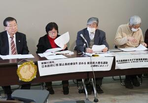 核兵器禁止条約への参加を政府に求める署名活動につて発表する市民団体のメンバーら=3月17日、新潟県庁