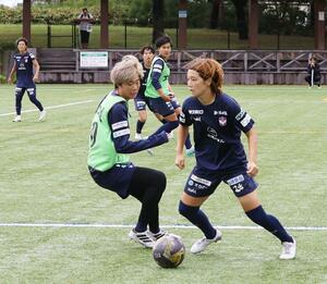 リーグ開幕戦に向けて調整するＤＦ山谷瑠香（右）＝新潟市中央区