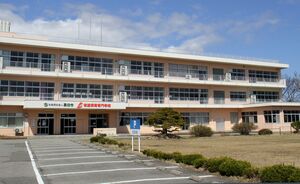 2023年度以降の入学生募集停止を発表した佐渡保育専門学校=佐渡市吉井本郷