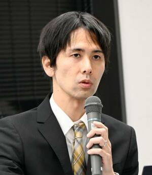 記者会見する北海道寿都町議の大串伸吾氏=13日午後、寿都町