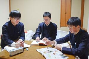 旅館の部屋で、受験勉強に取り組む津南中等教育学校６年の生徒＝津南町下船渡