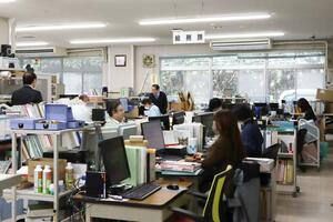 人材不足が課題となっている粟島浦村役場。県などからの派遣がなくなる2025年度に向け、体制づくりが急務だ=粟島浦村