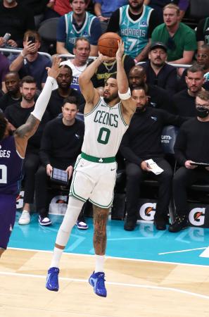 ホーネッツ戦でシュートを放つセルティックスのテータム=シャーロット(NBAE・ゲッティ=共同)