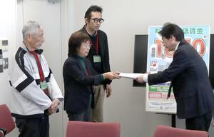 要請書を提出する県労連の寺崎洋子議長（左から２番目）ら＝２６日、新潟市中央区