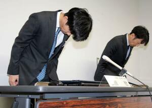 記者会見で謝罪し、頭を下げるJR四国の担当者=31日午後、高松市
