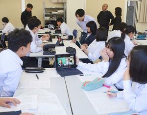 タブレット端末を使って他校の生徒と交流する松代高の１年生＝十日町市松代