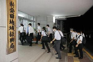 新潟県新発田地域振興局発注の工事の入札を巡る官製談合の疑いで、地域振興局へ捜索に入る新潟県警の捜査員=9月20日、新発田市豊町3