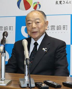 出雲崎町長選への立候補取りやめを正式表明した小林則幸町長=11月22日、出雲崎町役場