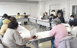 障害者の夕方の居場所支援に向けた話し合いをする支援者ら=2月、新潟市南区白根