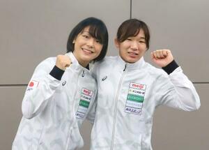 レスリングのU23世界選手権へ出発前に取材に応じる藤波朱理(左)と元木咲良=19日、成田空港
