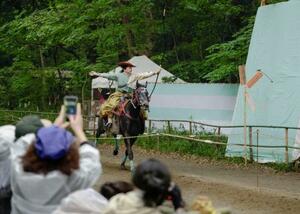 京都市の下鴨神社で行われた「流鏑馬神事」=3日午後